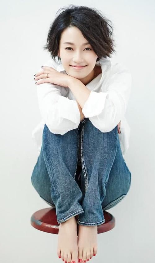 马伊俐真会穿，黑裙玩出新花样，只是凸出来个小裙摆就好高级！