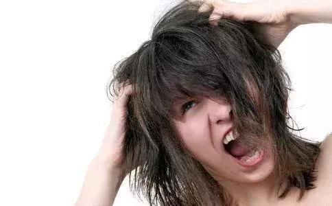 头皮油能抠下灰泥,说明几万螨虫扎根毛囊,掌握