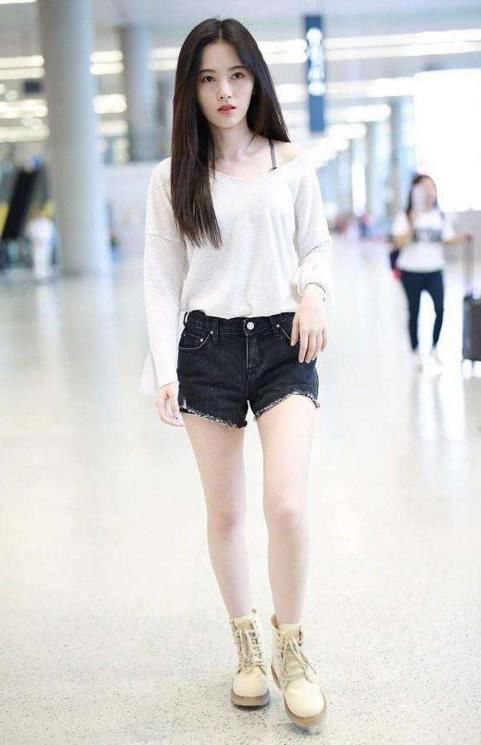 夏天太热,鞠婧祎穿热裤走机场,气质独特,网友:“腿玩年”!