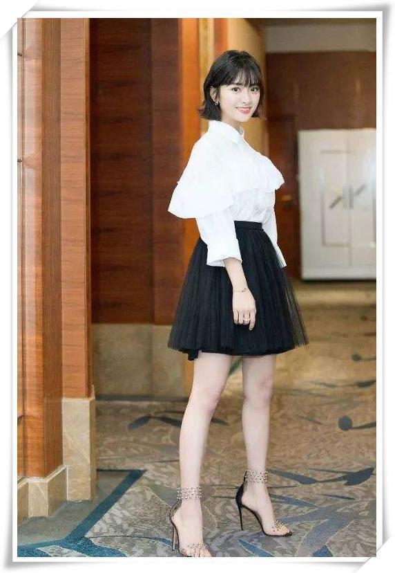 当90斤沈月穿上紧身牛仔裤，网友直呼：辣眼睛！还是换回裙子吧！