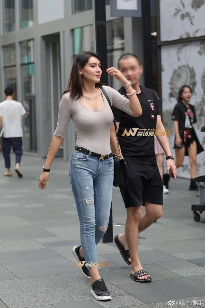 武汉街拍:肉感少妇街头疑是裹体，看完终于明白街头皆穿素色上衣