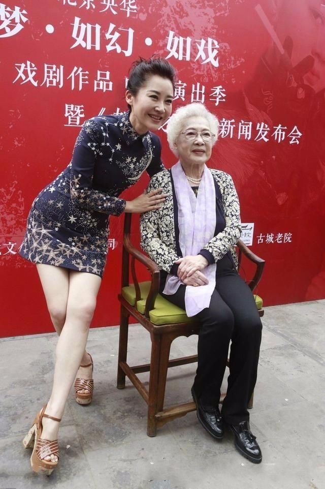 许晴硬是把“显胖裤”穿成了“显瘦裤”，不得不服她这小细腿!