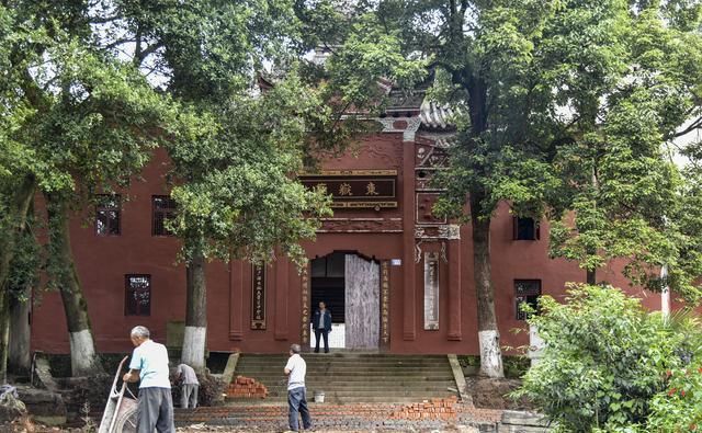 资中重龙山上不仅有兴建于唐代的古寺石刻，还有清代的城墙和炮台