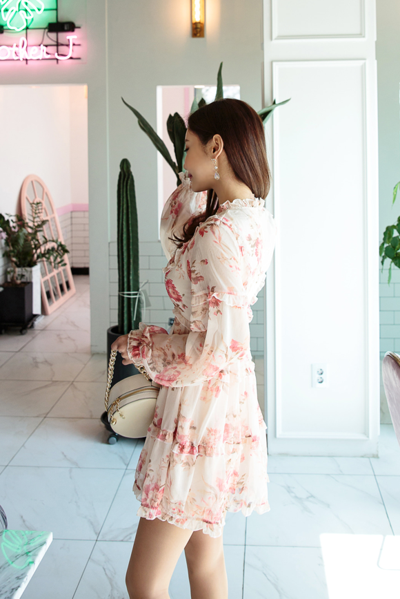 女神孙允珠，鸢红斛叶法兰西花亭层叠洋裙