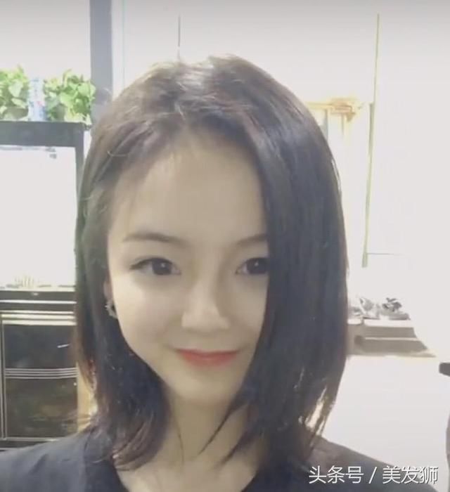 大眼睛妹子将短发接长，秒变气质女神，理发师眼睛都看直了
