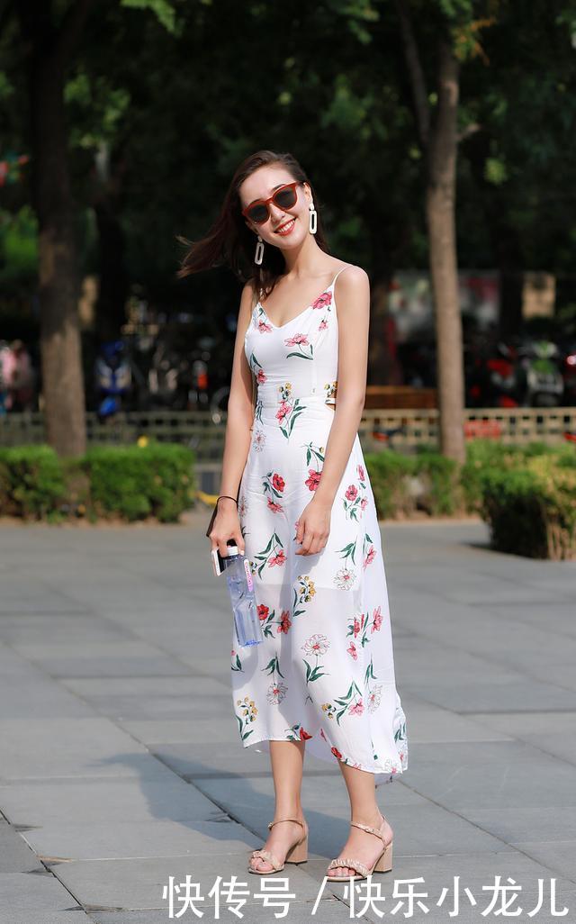 #想要#街拍:美女只要你有一双高跟鞋,就可以随意穿出你想要的风格