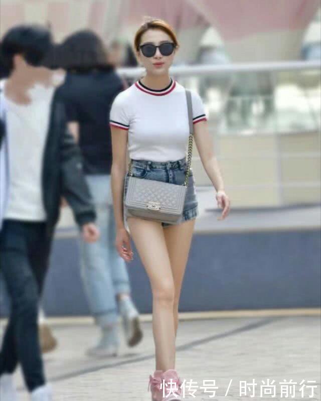 美丽时尚的美女穿吊带修饰腿型的纤细曲线美，清新而减龄！