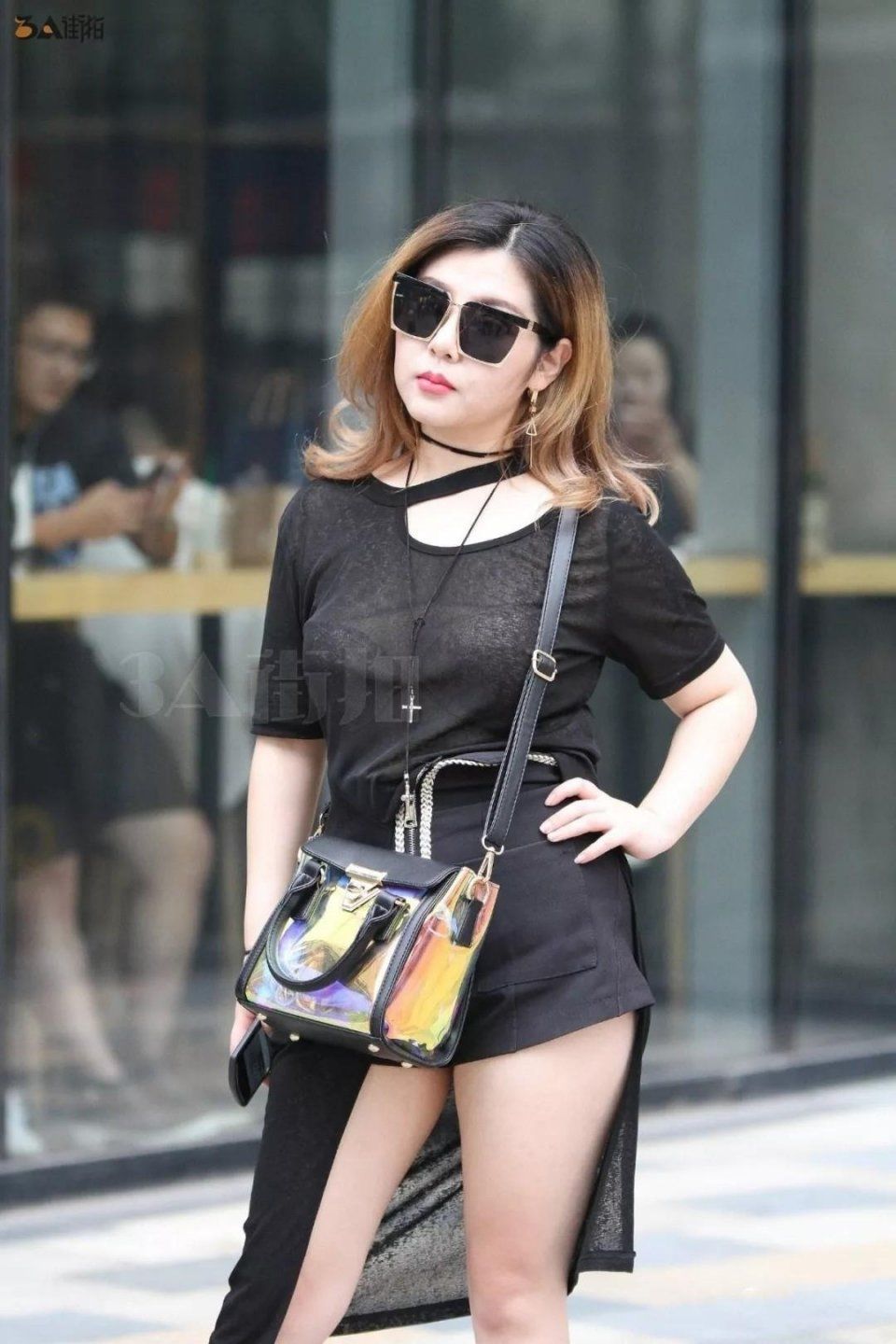 街拍:好自信的大姐