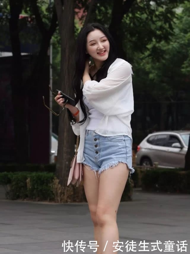 美腿|街拍小姐姐:身材丰腴的美腿性感美女,一笑时眼睛真可爱