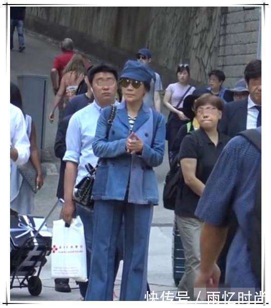 刘嘉玲素颜逛街被偶遇, 皮肤蜡黄似大妈, 网友: 终于相信你53岁了