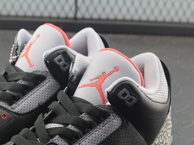 如果说夏天是小白鞋的主场，那么秋冬绝对是小黑鞋的天下！