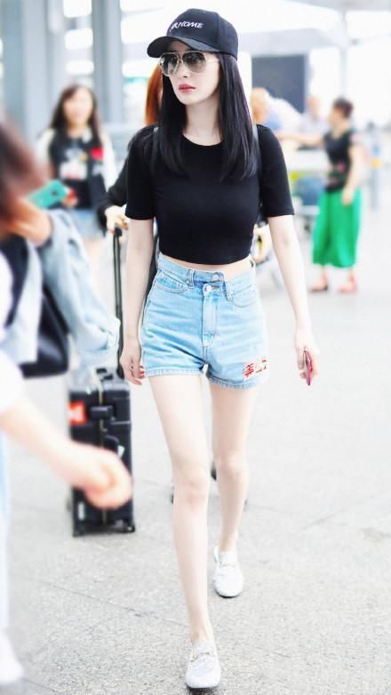 当159鞠婧祎撞上167的杨幂，身材比例好也没用，网友：短裤没罪