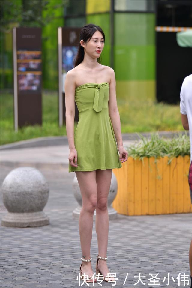 时尚姑娘|美女街拍:美女属于轻熟穿芥末绿抹胸短裙,香肩玉臂一览无余呀!