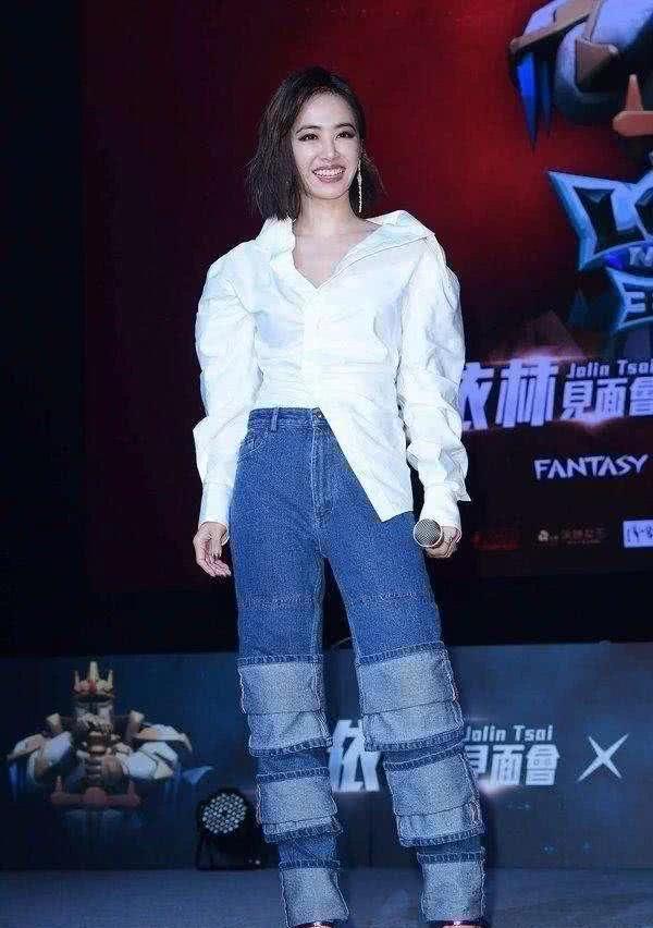 蔡依林又曝雷人造型，一次性穿5条牛仔裤！网友：看着就累赘！