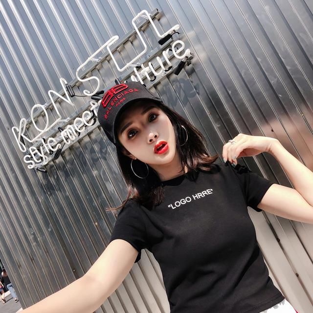 上身自然掩映窈窕身材 配短裤 配裙子都so easy！