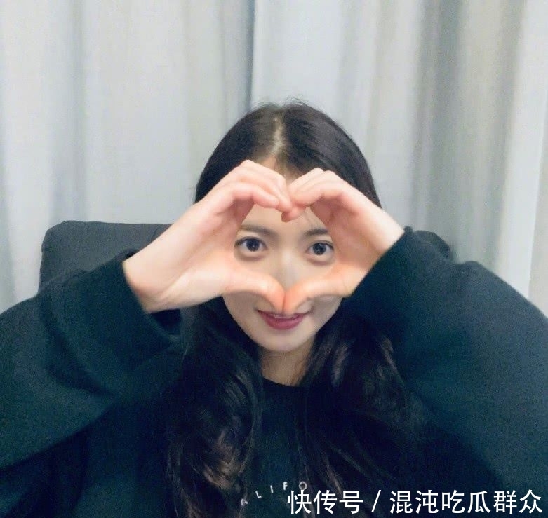 唐嫣结婚后力捧的90后小花,今穿黑色卫衣,配长