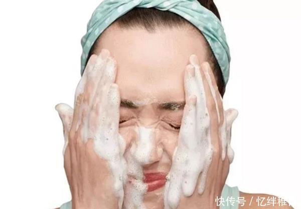  『犯错』洗脸嘛谁都会，可是洗脸有很多误区你知道吗？看完别再犯错了！