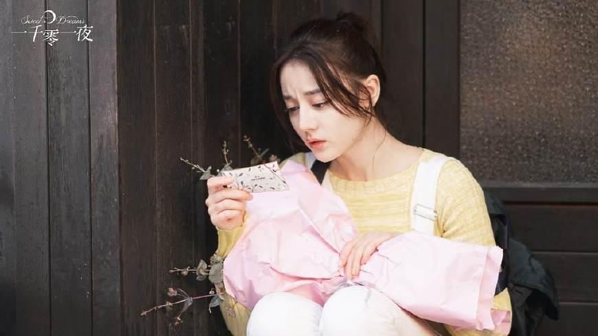 关晓彤和迪丽热巴同框，终于知道真正的女神，网友:太美了