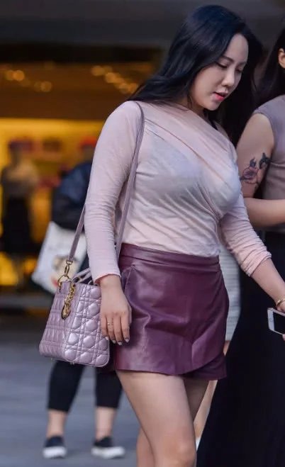 气质小姐姐与闺蜜一起逛街，胖胖的女生也可以非常的性感