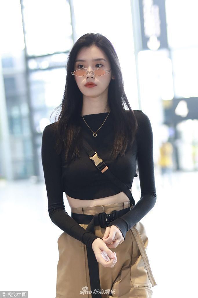 奚梦瑶性感大裸背惊艳机场 逆天长腿身材完美