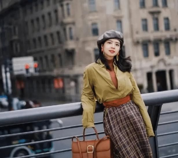 #博主#三木果然是“气质博主”,撞色连衣裙配牛仔外套,高级又时髦