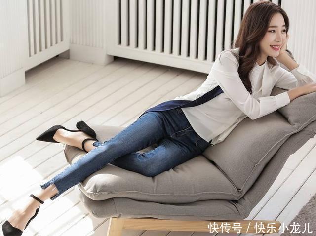  [小妹]街拍：小姐姐穿上修身牛仔裤，散发年轻活力，宛如邻家小妹般清纯！