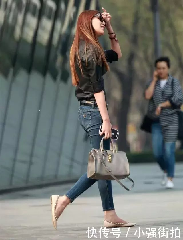 气质小姐姐紧身牛仔裤搭配黑色小皮衣，酷酷的感觉让人心动