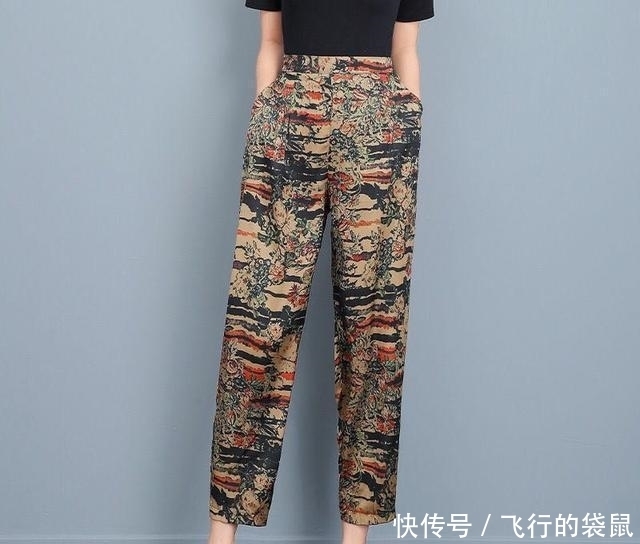  [紧身裤]去北京才知道：紧身裤不兴了！满大街都穿这女裤，高雅又减龄