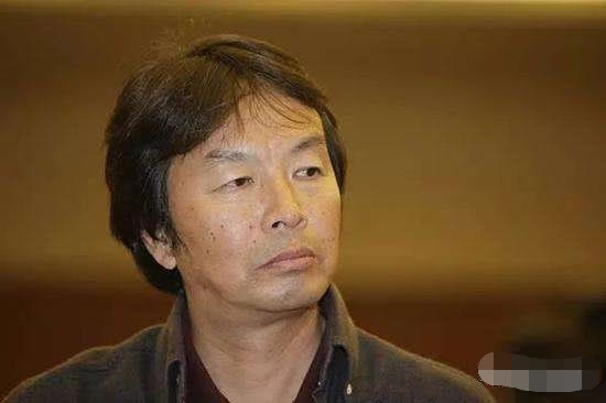 刘震云再次被某主持人暗讽：穿着军裤打小抄，揭开他的陈年往事