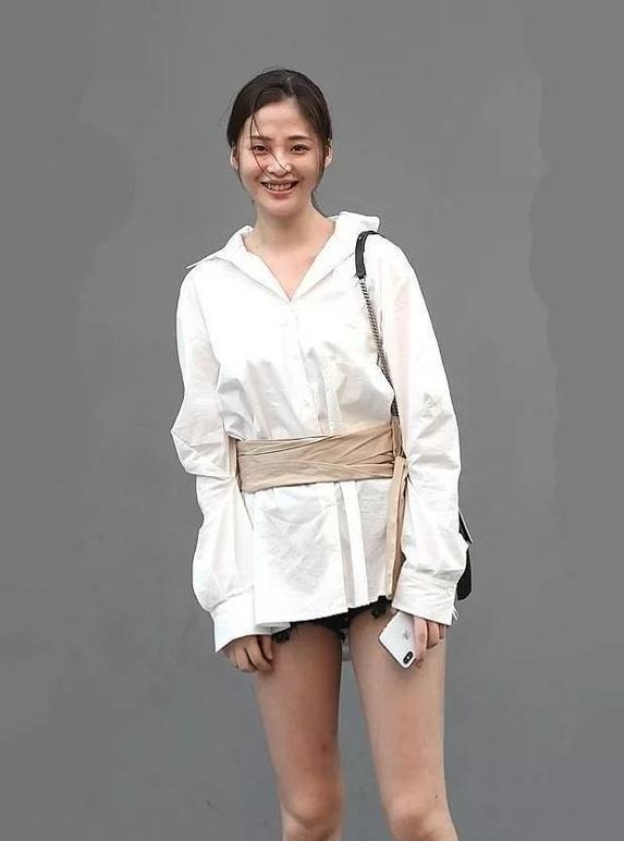  气质|街拍：小姐姐身穿吊带连衣裙，外搭件白色的开衫，显得气质更佳