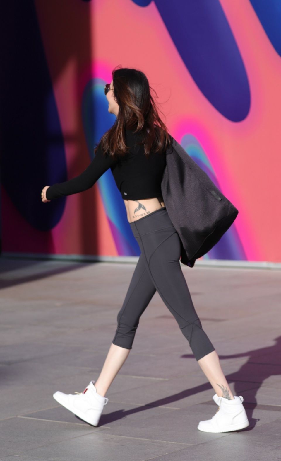 你有多久没仔细欣赏过女人的背影了？那就进来养养眼吧