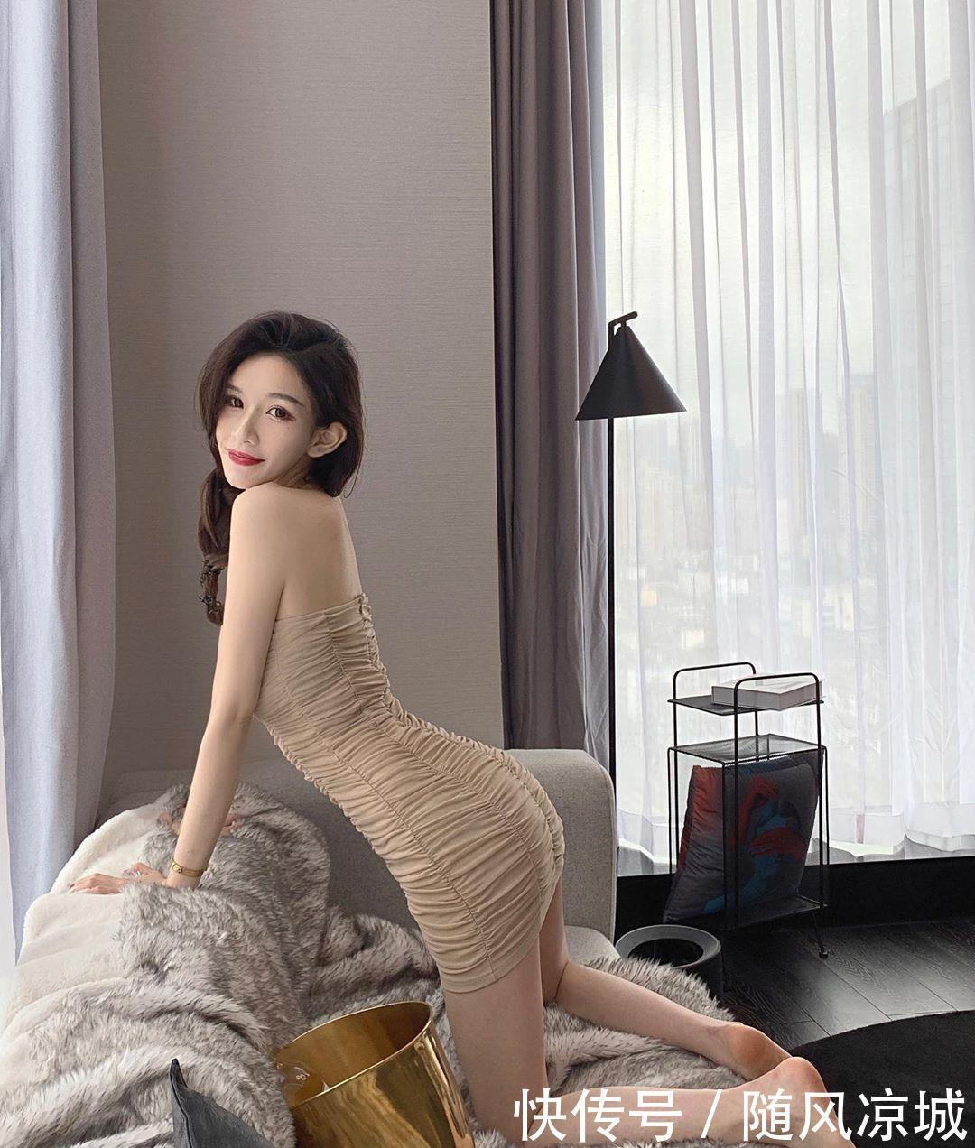  [性感]街拍：高跟靓丽的小姐姐，裸色抹胸裙穿搭，性感十足