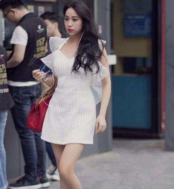 路人街拍：好臭美的小姐姐，小短裙搭配小白鞋，都不会抬头走路了