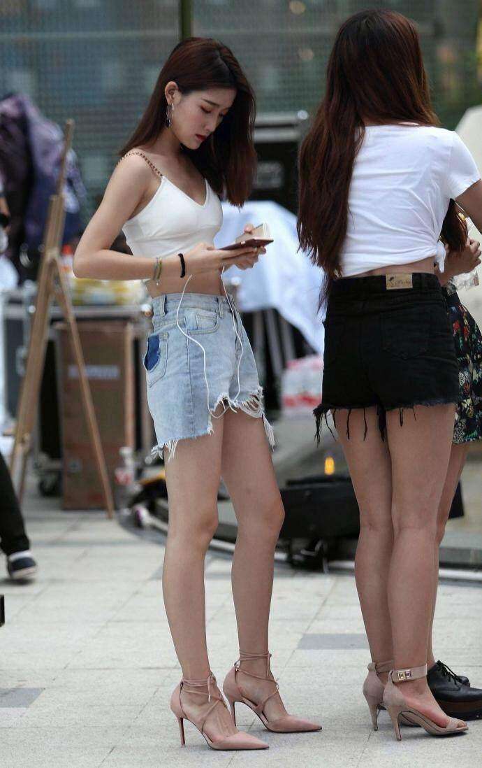 街拍: 果然长得美穿什么都好看