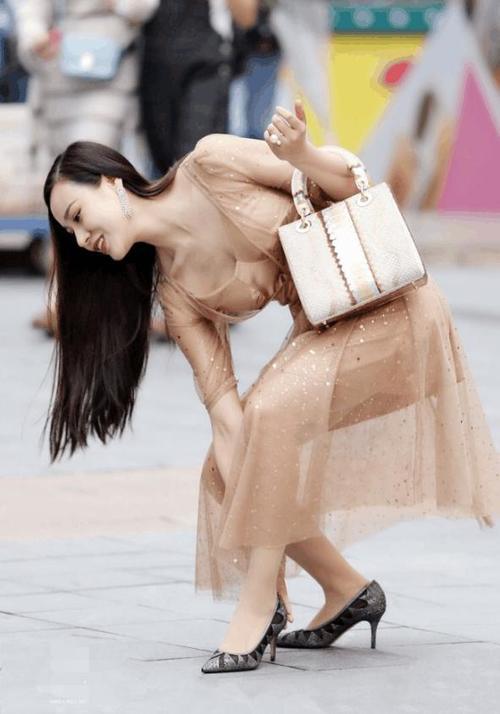 路人街拍，甜美气质小姐姐，穿着文静温柔，令人心动！