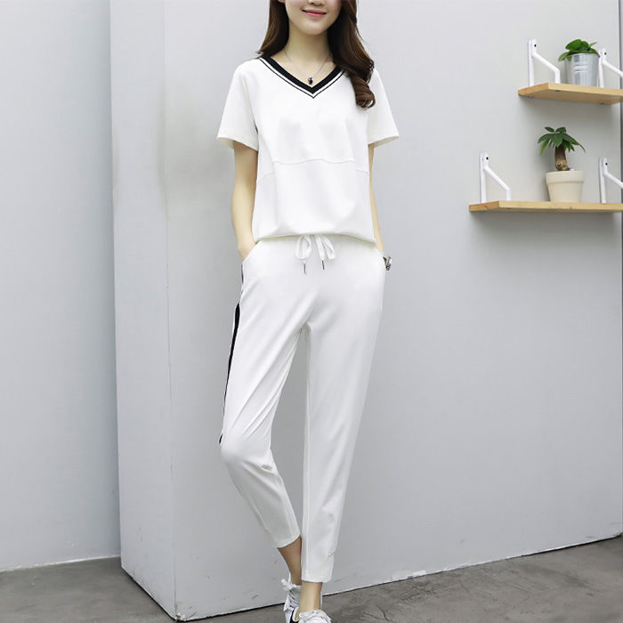 女人出门一定要收拾自己，今年流行这款运动套装，显嫩美翻天