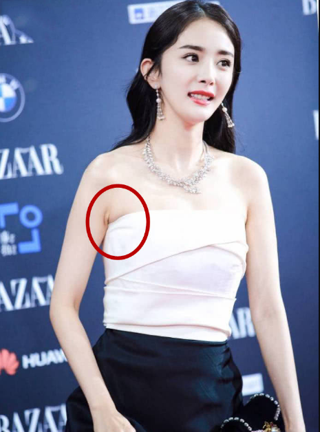 胸大也烦恼！杨幂穿紧身抹胸裙秀事业线，再次被赘肉抢镜！