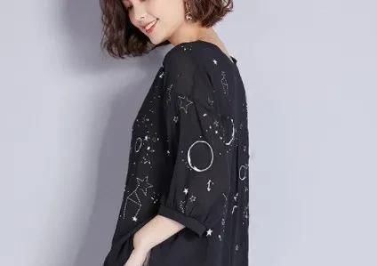  迷人■女人过了50岁,少穿妈妈装,多穿这样的打底小衫,知性迷人