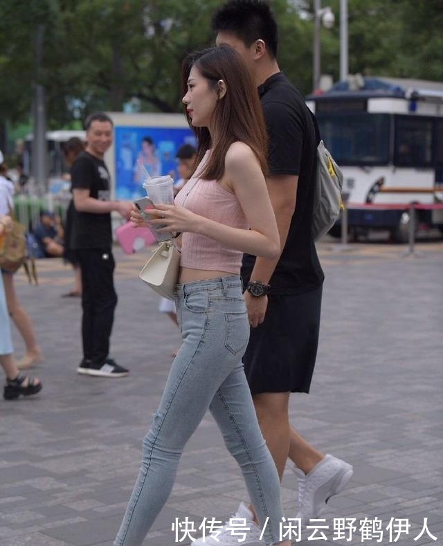  腿部线条■牛仔裤展现时尚底气，个性又减龄，穿出自己洒脱的气质！