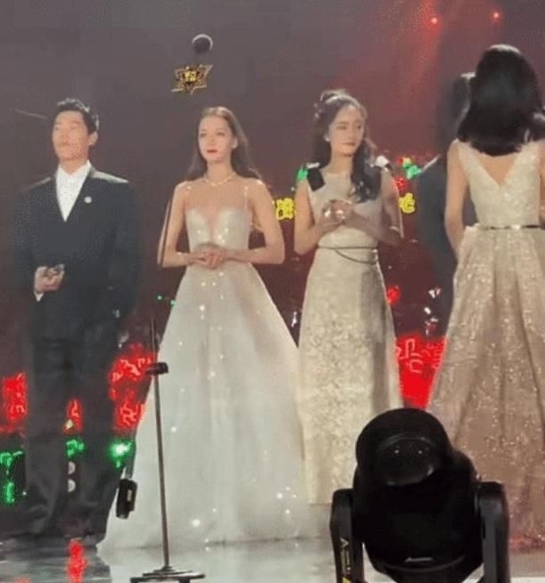 [关系]赵丽颖压轴上台讲话，谁注意身后杨幂的表情了？关系如何一目了然