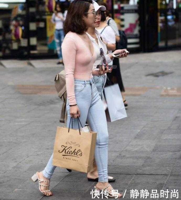 街拍：穿紧身T恤的气质辣妈，遮不住的好身材