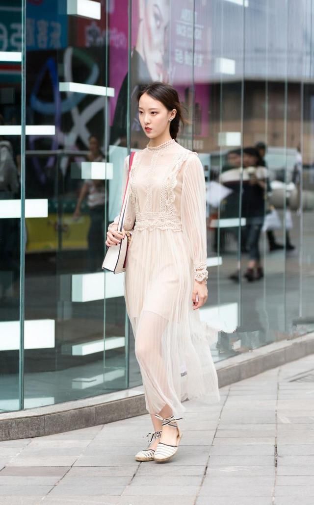 「过半」街拍:街角一抹春色,行过半街留香!