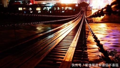 十几条铁链重达几十吨，300多年前的古人如何在湍急的河上架桥