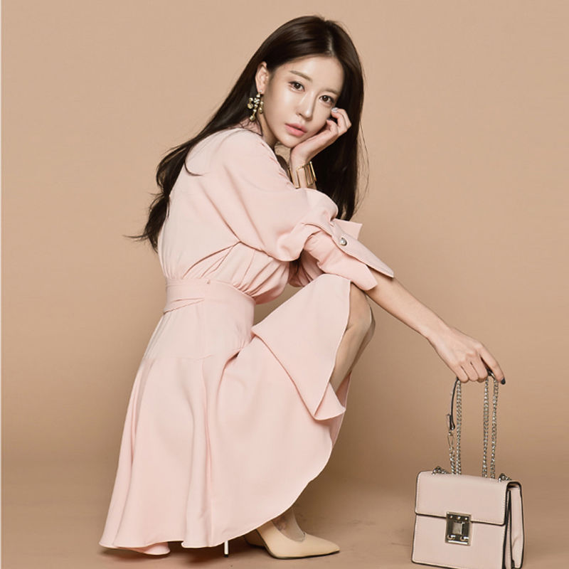 偶遇穿粉色衣服的小姐姐，美不美，用心感受!女人都想要的完美