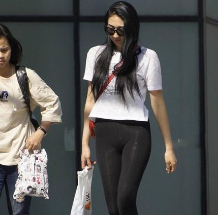 时尚街拍：紧身打底裤：婀娜多姿的身段，杨柳一般的小蛮腰，十分