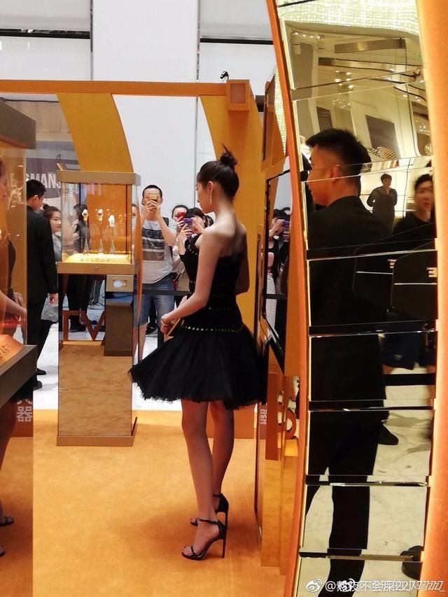 关晓彤自从换了造型师,就再没穿错过,腿长腰细的优点全出来了!
