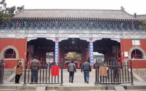 新年烧香祈福,各地的寺庙成为热门景区,香劵其实就是门票