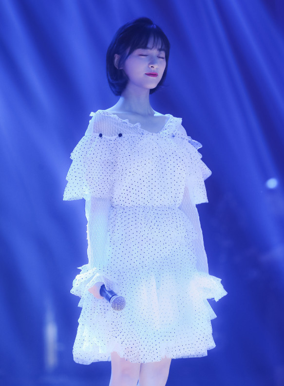 求求沈月了，不要再穿牛仔裤了，简直是一言难尽，看起来有点壮！