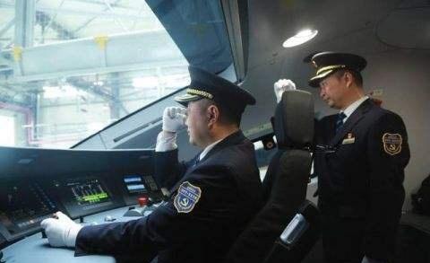 高铁司机全程不可离开驾驶室，那上厕所要如何解决呢？