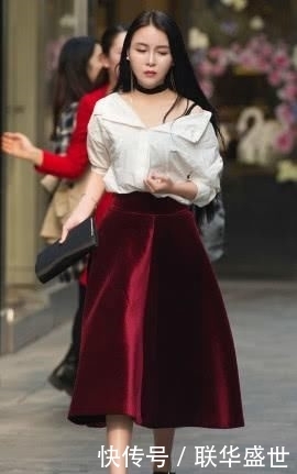  「复古」白衬衫搭配暗红色半身裙，复古典雅，尽显气质女神的端庄之美